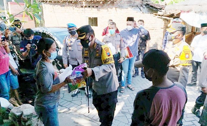 ​Kapolresta Sidoarjo Door to Door Bagikan Daging Kurban ke Warga Terdampak Pandemi Covid-19