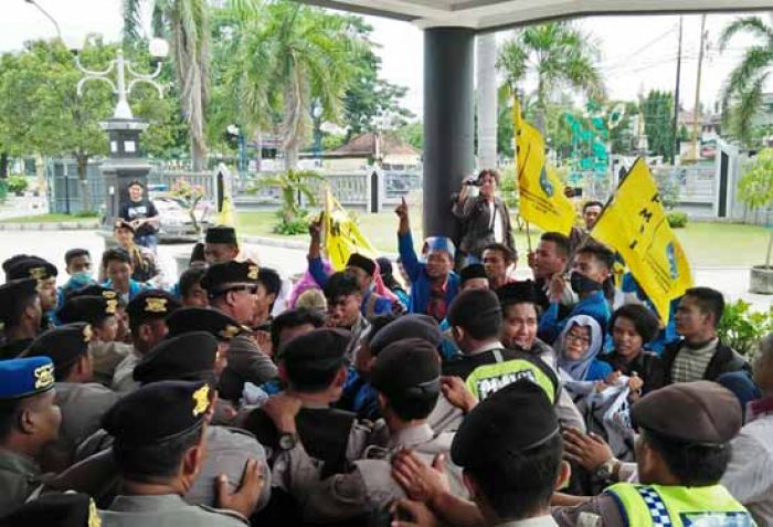 Demo PMII di Kantor DPRD Tuban Ricuh, Mahasiswa Tolak Kebijakan Tidak Pro Rakyat