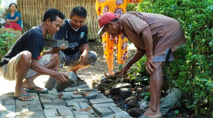 Warga Sumberkalong Jember Keluhkan Pemasangan Jalan Paving yang Asal-asalan