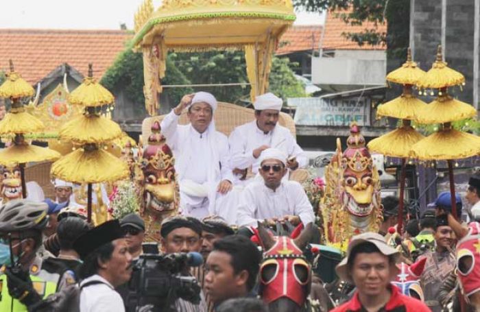 Dikirab Keliling Kota, Bupati-Wabup Gresik Perankan Sunan Giri dan Maulana Malik Ibrahim Dikirab Keliling Kota, Bupati-Wabup Gresik Perankan Sunan Giri dan Maulana Malik Ibrahim