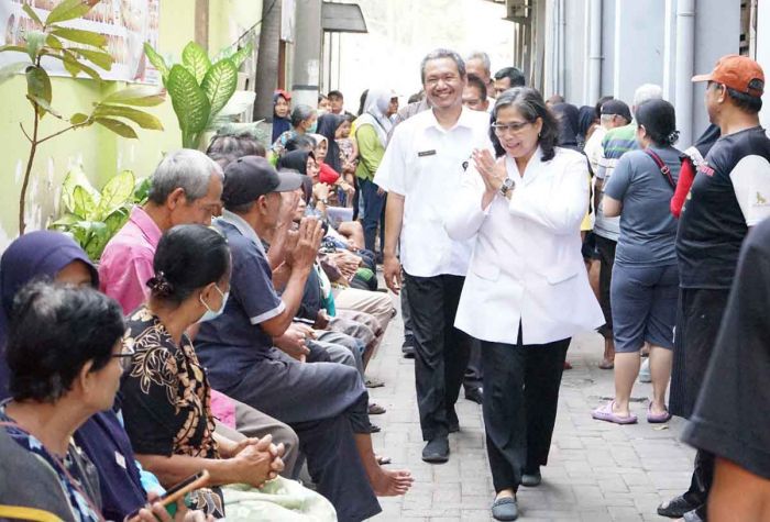 Pj Wali Kota Kediri Tinjau Penyaluran Bantuan Pangan Cadangan Beras Pemerintah Tahap 3 Pj Wali Kota Kediri Tinjau Penyaluran Bantuan Pangan Cadangan Beras Pemerintah Tahap 3