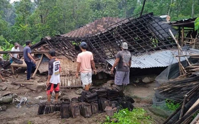 Hujan Deras, Rumah Warga Besowo Kediri Roboh Hujan Deras, Rumah Warga Besowo Kediri Roboh