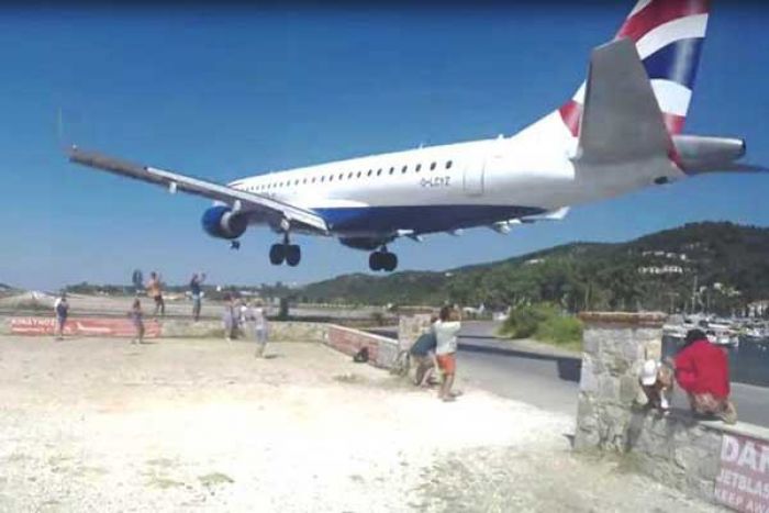Skiathos, Bandara Paling Berbahaya karena Pesawat Terbang 10 Meter di Atas Pantai Skiathos, Bandara Paling Berbahaya karena Pesawat Terbang 10 Meter di Atas Pantai