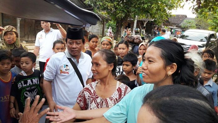 ​Posko Relawan Khofifah Berbagi Takjil ke Masyarakat Bawah