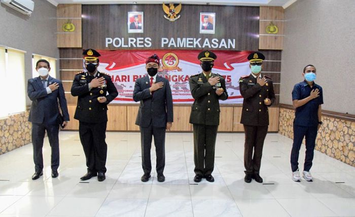 Cegah Sebaran Virus Corona, Peringatan Hari Bhayangkara ke-75 di Polres Pamekasan Digelar Sederhana Cegah Sebaran Virus Corona, Peringatan Hari Bhayangkara ke-75 di Polres Pamekasan Digelar Sederhana