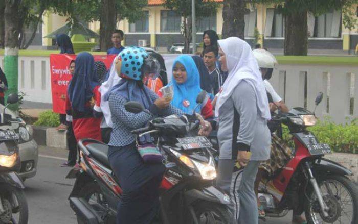 Peringati Hari Palang Merah, PMR di Tuban Bagi-bagi Masker dan Sembako Peringati Hari Palang Merah, PMR di Tuban Bagi-bagi Masker dan Sembako