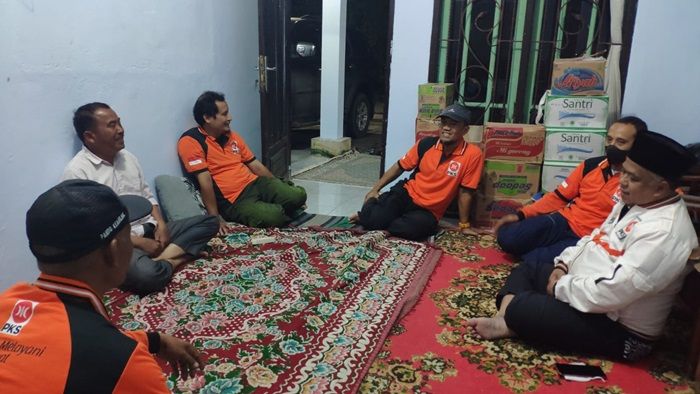 Kang Irwan Jenguk Relawan PKS Jatim di Lokasi Bencana Kang Irwan Jenguk Relawan PKS Jatim di Lokasi Bencana