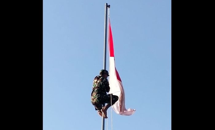 Tali Bendera Macet, Anggota Koramil Wongsorejo Banyuwangi Spontan Panjat Tiang