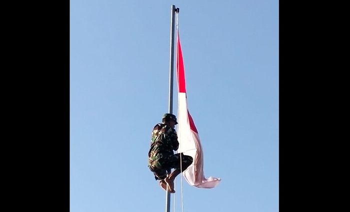 Tali Bendera Macet, Anggota Koramil Wongsorejo Banyuwangi Spontan Panjat Tiang Tali Bendera Macet, Anggota Koramil Wongsorejo Banyuwangi Spontan Panjat Tiang
