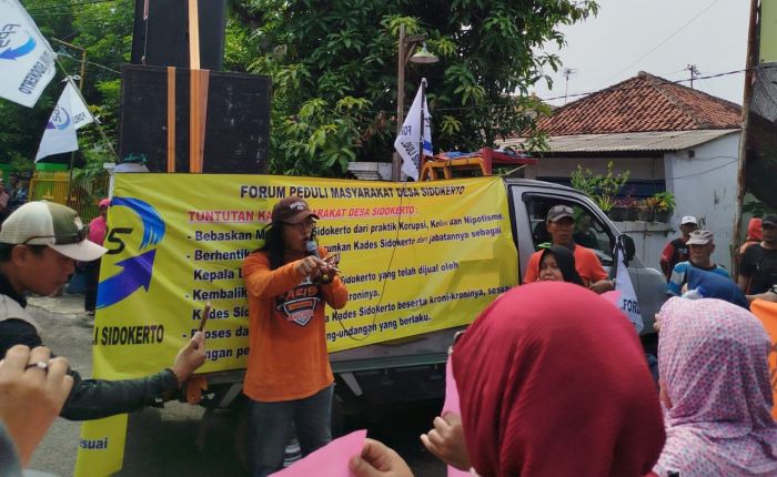 Tuntut Penyelesaian Masalah ini, Warga Sidokerto Sidoarjo Gelar Unjuk Rasa dan Segel Kantor Desa Tuntut Penyelesaian Masalah ini, Warga Sidokerto Sidoarjo Gelar Unjuk Rasa dan Segel Kantor Desa