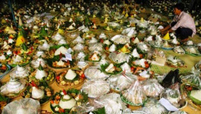 Tradisi Tumpeng Sewu Kemiren Digelar Seminggu Sebelum Hari Raya Idul Adha Tradisi Tumpeng Sewu Kemiren Digelar Seminggu Sebelum Hari Raya Idul Adha