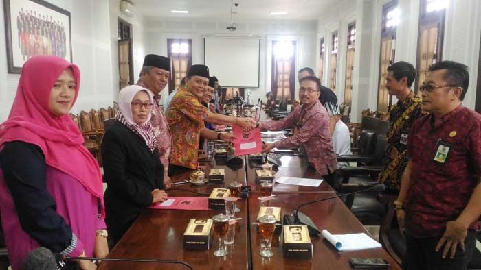Gubernur Beri Deadline Pengumpulan Berkas Calon Anggota DPRD Kota Malang Gubernur Beri Deadline Pengumpulan Berkas Calon Anggota DPRD Kota Malang