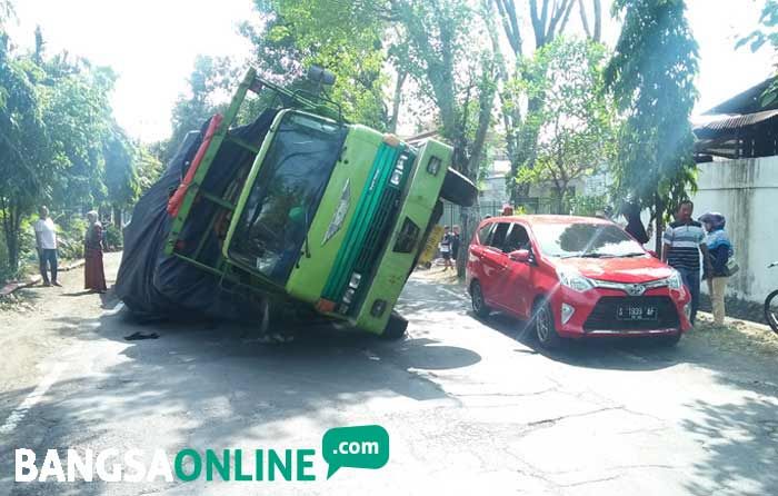 Truk Muatan Bahan Baku Triplek Terguling Truk Muatan Bahan Baku Triplek Terguling