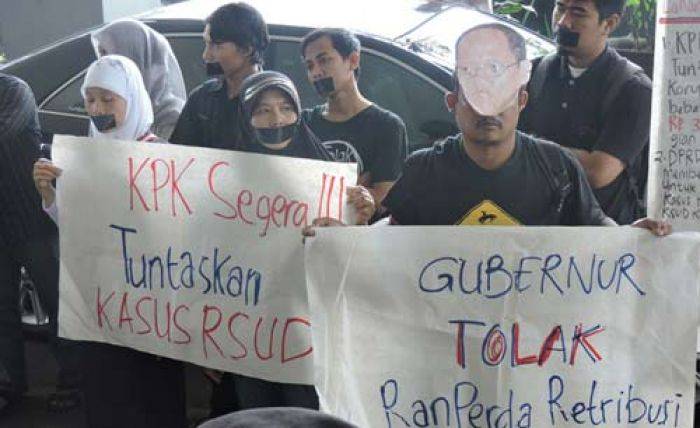 Demo DPRD, MCW Tuntut Tuntaskan Kasus Korupsi RSUD Kota Malang Demo DPRD, MCW Tuntut Tuntaskan Kasus Korupsi RSUD Kota Malang