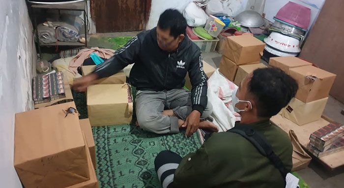 Petugas Bea Cukai Blitar Temukan Gudang Puluhan Ribu Batang Rokok Ilegal di Beji Tulungagung Petugas Bea Cukai Blitar Temukan Gudang Puluhan Ribu Batang Rokok Ilegal di Beji Tulungagung