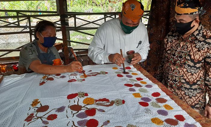 ​Lestarikan Batik Sidoarjo, BHS-Taufiq Dorong UMKM dan Industri Pakai Batik Tiap Jumat