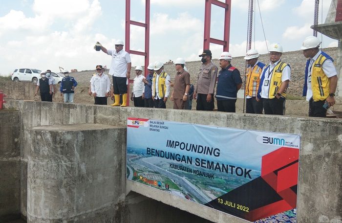 Buka Jalur Ekonomi Masyarakat, Plt Bupati Nganjuk Marhaen Jumadi Lakukan Impounding Waduk Semantok