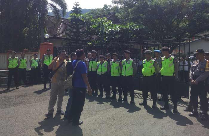 Kantor Dinas PU dan Penataan Ruang Trenggalek Didemo Puluhan Warga Kantor Dinas PU dan Penataan Ruang Trenggalek Didemo Puluhan Warga