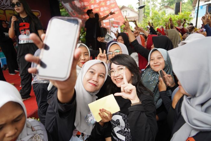 Warga Kras Kediri Bersyukur atas Diskon 50% di Pasar Murah yang Diinisiasi Istri Cabup Dhito Warga Kras Kediri Bersyukur atas Diskon 50% di Pasar Murah yang Diinisiasi Istri Cabup Dhito