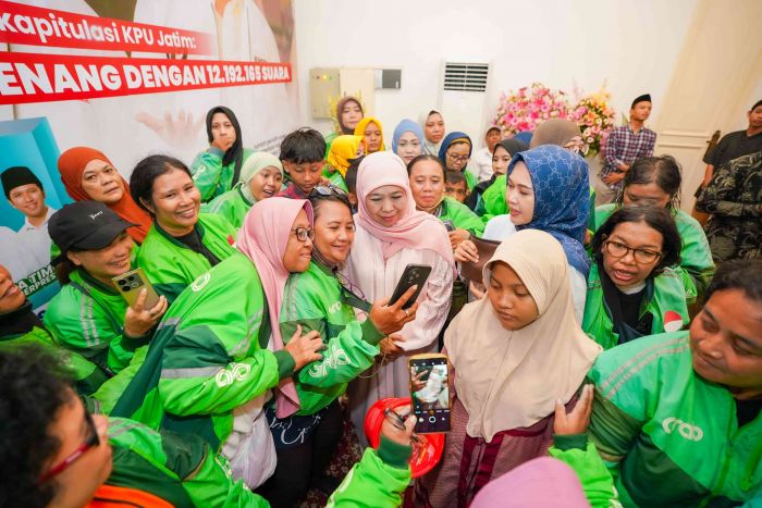 Gubernur Khofifah Bagikan Paket Lebaran pada Driver Ojol Perempuan Gubernur Khofifah Bagikan Paket Lebaran pada Driver Ojol Perempuan
