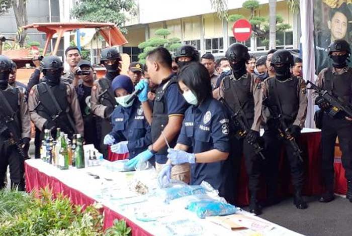 Polda Jatim Musnahkan 34 Kilogram Narkoba, Puluhan Ribu Pil PCC, dan Ribuan Botol Miras Polda Jatim Musnahkan 34 Kilogram Narkoba, Puluhan Ribu Pil PCC, dan Ribuan Botol Miras