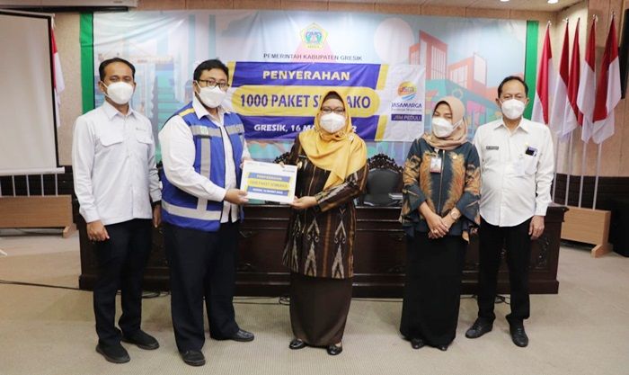 Bantu Masyarakat Sekitar Koridor Jalan Tol, PT JSM Serahkan 1.000 Paket Sembako ke Pemkab Gresik Bantu Masyarakat Sekitar Koridor Jalan Tol, PT JSM Serahkan 1.000 Paket Sembako ke Pemkab Gresik