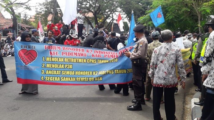 Ratusan Honorer K2 Pamekasan Demo Tuntut Jadi ASN Ratusan Honorer K2 Pamekasan Demo Tuntut Jadi ASN