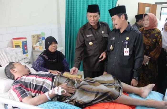 Bupati Gresik Datangi RSUD Ibnu Sina, Sambangi Pasien tak Mampu Bupati Gresik Datangi RSUD Ibnu Sina, Sambangi Pasien tak Mampu