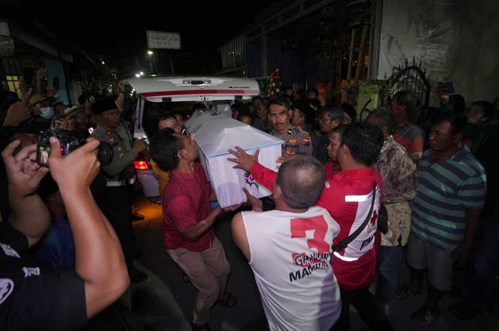 Korban Laka Laut Pantai Drini Tiba, Pj Wali Kota Mojokerto Turut Sholati Jenazah Korban Laka Laut Pantai Drini Tiba, Pj Wali Kota Mojokerto Turut Sholati Jenazah