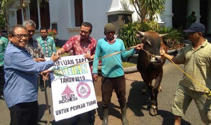 Semen Tuban Istiqomah Salurkan Hewan Qurban pada Pemkab dan Masyarakat Semen Tuban Istiqomah Salurkan Hewan Qurban pada Pemkab dan Masyarakat