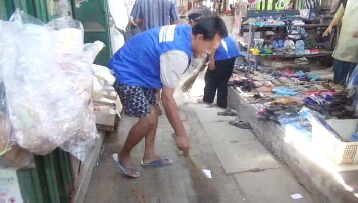 Terjaring Razia Masker, Warga Jombang Dihukum Menyapu Pasar dan Musala Terjaring Razia Masker, Warga Jombang Dihukum Menyapu Pasar dan Musala