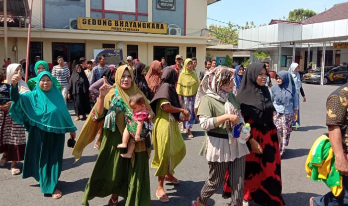 Imbas Penetapan Tersangka Korban Pengeroyokan, Ratusan Warga Branta Pesisir Datangi Polres Pamekasan