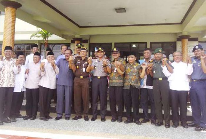 Redam Gesekan, Ormas, TNI dan Polisi di Banyuwangi Gelar Apel Kebhinekaan Redam Gesekan, Ormas, TNI dan Polisi di Banyuwangi Gelar Apel Kebhinekaan