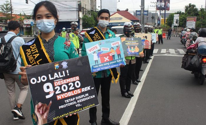 Jelang Pilkada, Polwan Satlantas Polresta Sidoarjo Ajak Pengendara Nyoblos dan Patuhi Prokes Jelang Pilkada, Polwan Satlantas Polresta Sidoarjo Ajak Pengendara Nyoblos dan Patuhi Prokes
