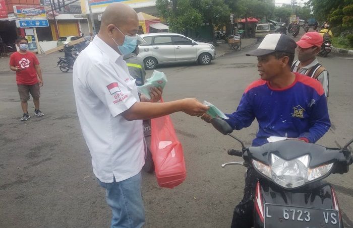 ​DPD PSI Kota Surabaya Bagi-bagi Masker dan Ratusan Nasi Kotak ke Warga