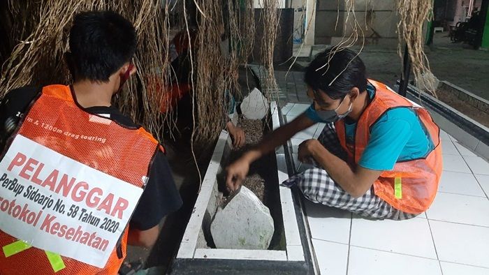 ​Terjaring Razia Jam Malam, 6 Remaja di Sidoarjo Dihukum Bersihkan Makam Mbah Bungur