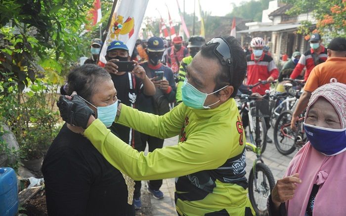 Cegah Sebaran Covid-19, Wabup Qosim Bersepeda Sambil Kampanyekan Gemar Bermasker