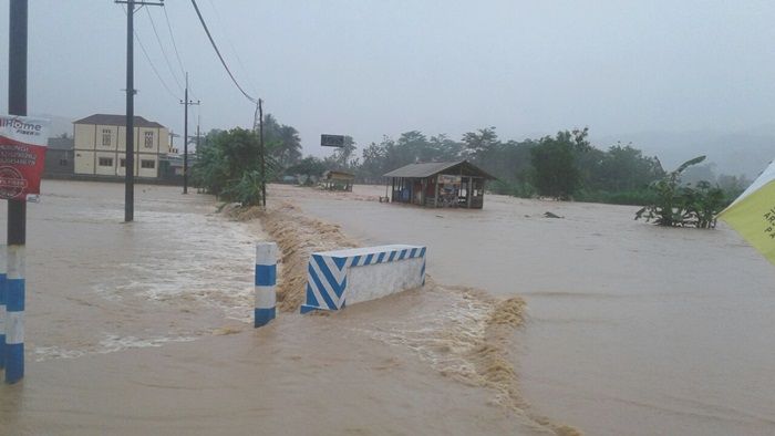 Akses Jalan Pacitan-Purwantoro Masih Lumpuh Total Akses Jalan Pacitan-Purwantoro Masih Lumpuh Total
