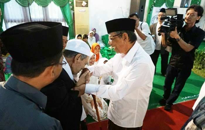 ​Mengenang Mbah Moen, Cium Tangan Kiai Hasyim Muzadi, Jokowi, dan Sayid Ahmad, Apa Alasannya?