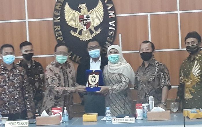 Khofifah Kawal Aspirasi Buruh Jatim Hingga ke Jakarta Khofifah Kawal Aspirasi Buruh Jatim Hingga ke Jakarta