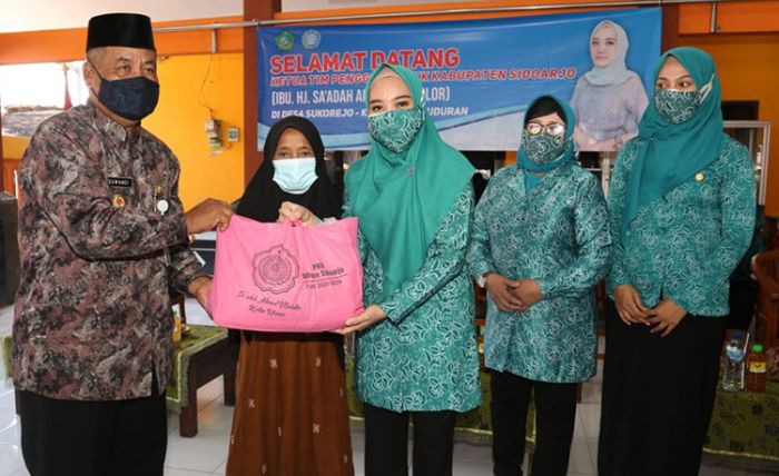 PKK Sidoarjo Bagikan 1.000 Sembako untuk Warga Terdampak Pandemi PKK Sidoarjo Bagikan 1.000 Sembako untuk Warga Terdampak Pandemi