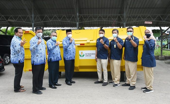 Bantu Kelola Limbah B3, Petrokimia Gresik Serahkan Kontainer Sampah kepada DLH Bantu Kelola Limbah B3, Petrokimia Gresik Serahkan Kontainer Sampah kepada DLH