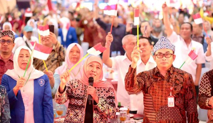 Sembari Kibarkan Merah Putih, Gubernur Khofifah Ajak Masyarakat Bengkulu Nyanyikan Lagu Bendera