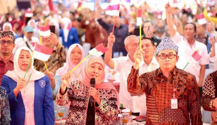 Sembari Kibarkan Merah Putih, Gubernur Khofifah Ajak Masyarakat Bengkulu Nyanyikan Lagu Bendera Sembari Kibarkan Merah Putih, Gubernur Khofifah Ajak Masyarakat Bengkulu Nyanyikan Lagu Bendera