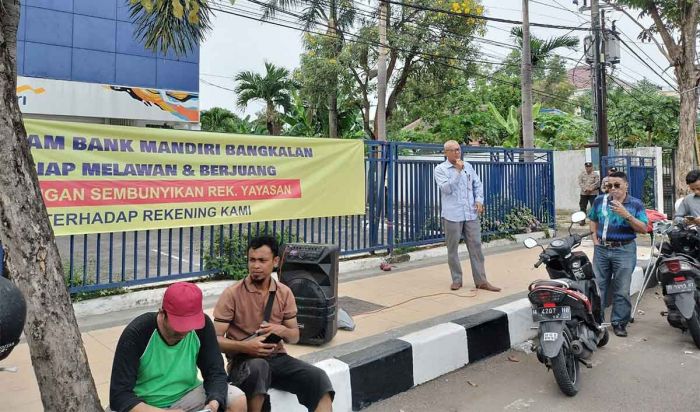 Kantor Mandiri Bangkalan Didemo, Dituding Bekukan Rekening Yayasan Puluhan Miliar Rupiah