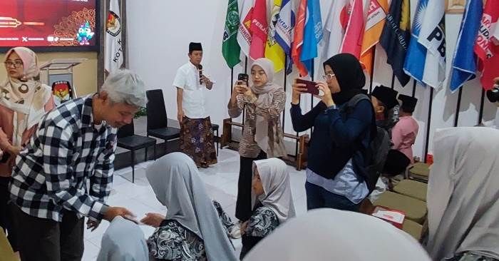 Pastikan Berkas 2 Paslon Lengkap, KPU Kota Kediri Santuni Anak Yatim dan Doakan Pilkada Aman Pastikan Berkas 2 Paslon Lengkap, KPU Kota Kediri Santuni Anak Yatim dan Doakan Pilkada Aman