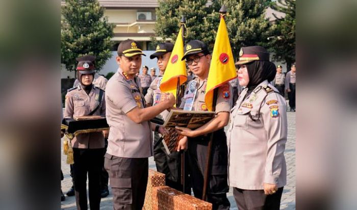 Kapolresta Sidoarjo Berikan Reward dan Punishment Anggota dan Polsek jajaran Kapolresta Sidoarjo Berikan Reward dan Punishment Anggota dan Polsek jajaran