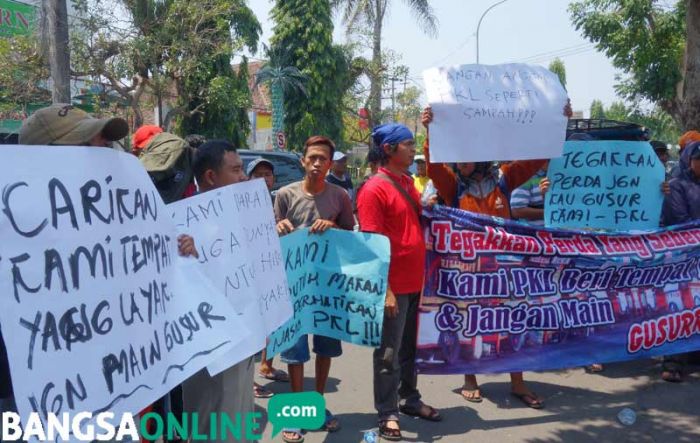 PKL Demo DPRD Jombang, Tolak Penggusuran PKL Demo DPRD Jombang, Tolak Penggusuran