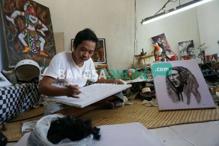 Di Tangan Warga Bareng Jombang, Sisa Potongan Rambut Disulap Menjadi Karya Seni Bernilai Tinggi Di Tangan Warga Bareng Jombang, Sisa Potongan Rambut Disulap Menjadi Karya Seni Bernilai Tinggi