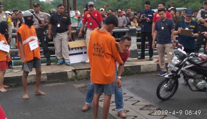 Polisi Gelar Rekonstruksi Pembunuhan di Jembatan Pasar Induk Gadang Polisi Gelar Rekonstruksi Pembunuhan di Jembatan Pasar Induk Gadang